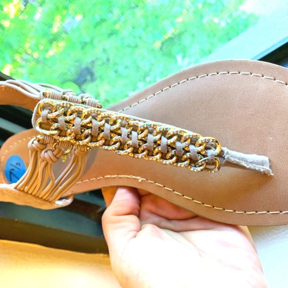 Steve Madden Shoes - Steve Madden Strappy thongs